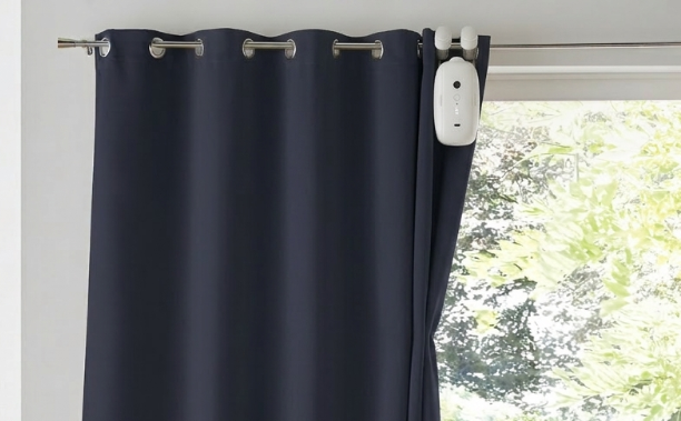 Robot de rideau intelligent Lumina installé sur une tringle métallique.